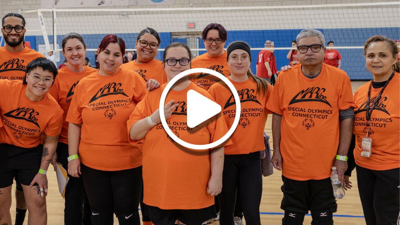 Volleyball team poses for picture at Holiday Classic
